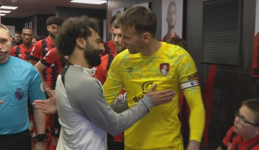 تبادل محمد صلاح المصافحة مع البرازيلي نوربيرتو نيتو، حارس فريق بورنموث