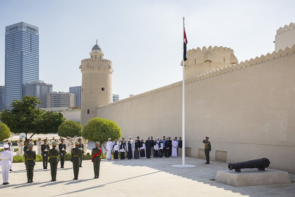 رئيس الدولة يرفع علم الإمارات على سارية قصر الحصن في أبوظبي