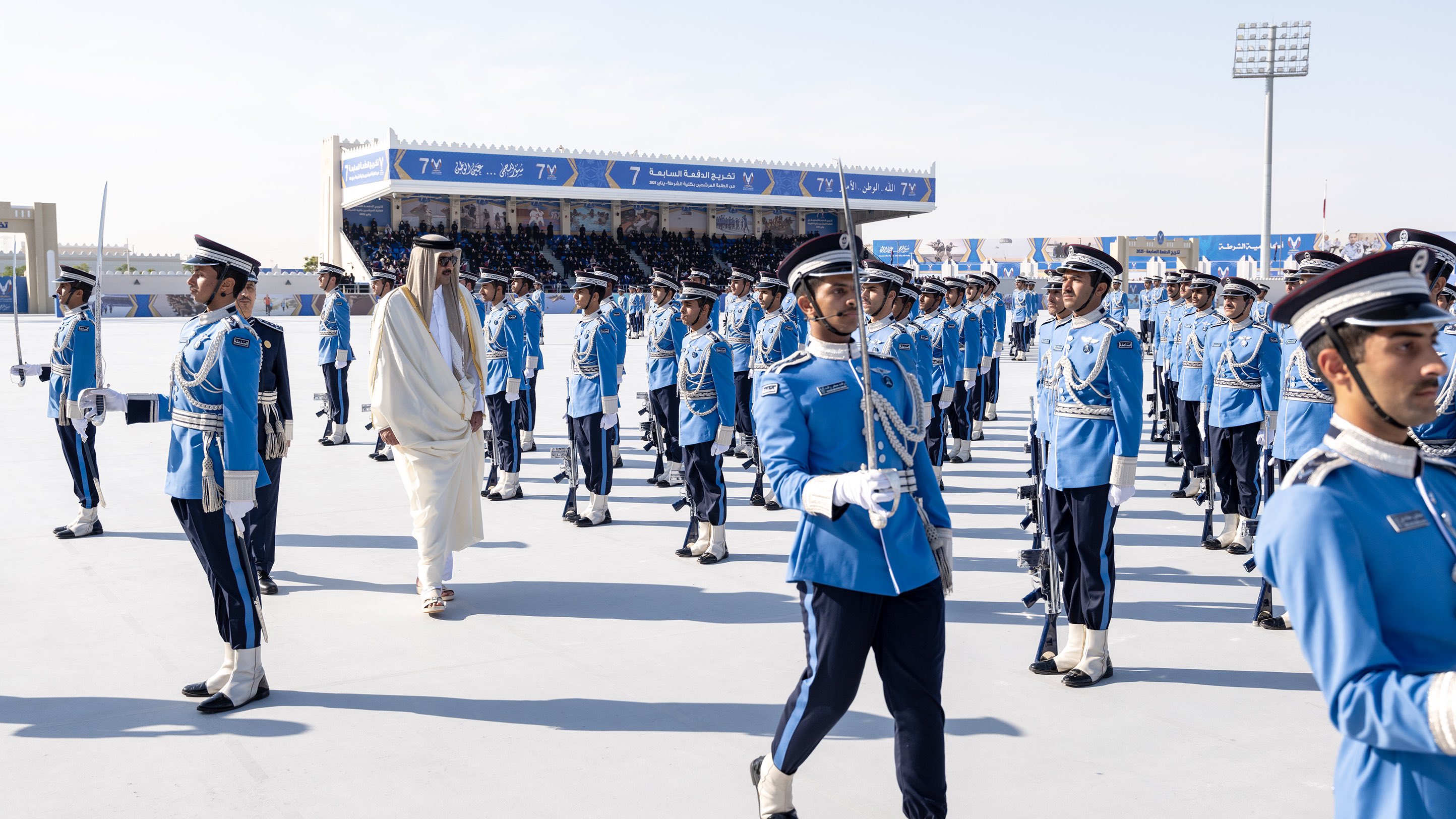 أمير قطر يرعى حفل تخريج الدفعة السابعة من الطلبة المرشحين بكلية الشرطة