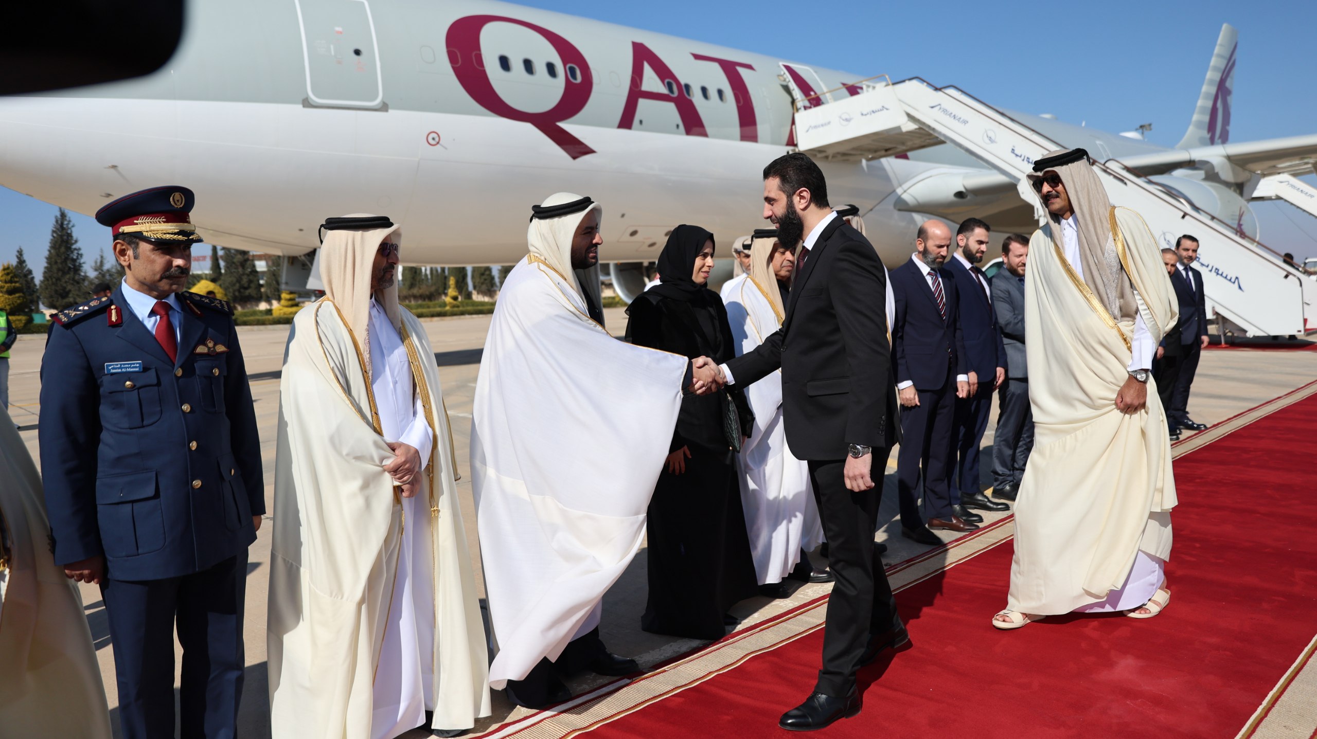 أمير قطر أول زعيم عربي يزور دمشق بعد سقوط الأسد