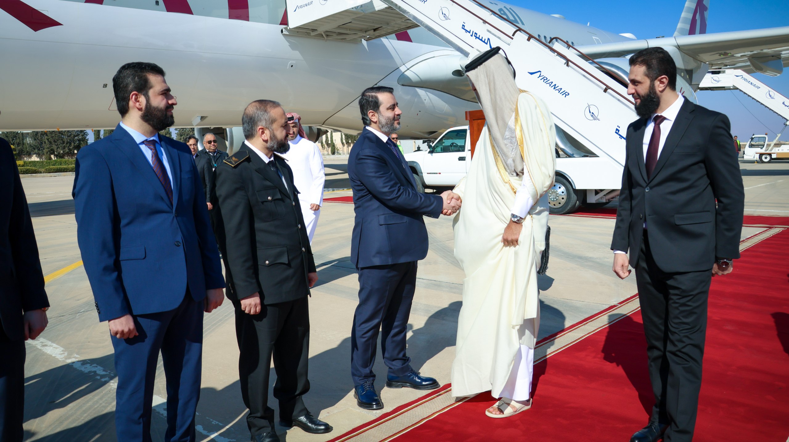 أمير قطر أول زعيم عربي يزور دمشق بعد سقوط الأسد