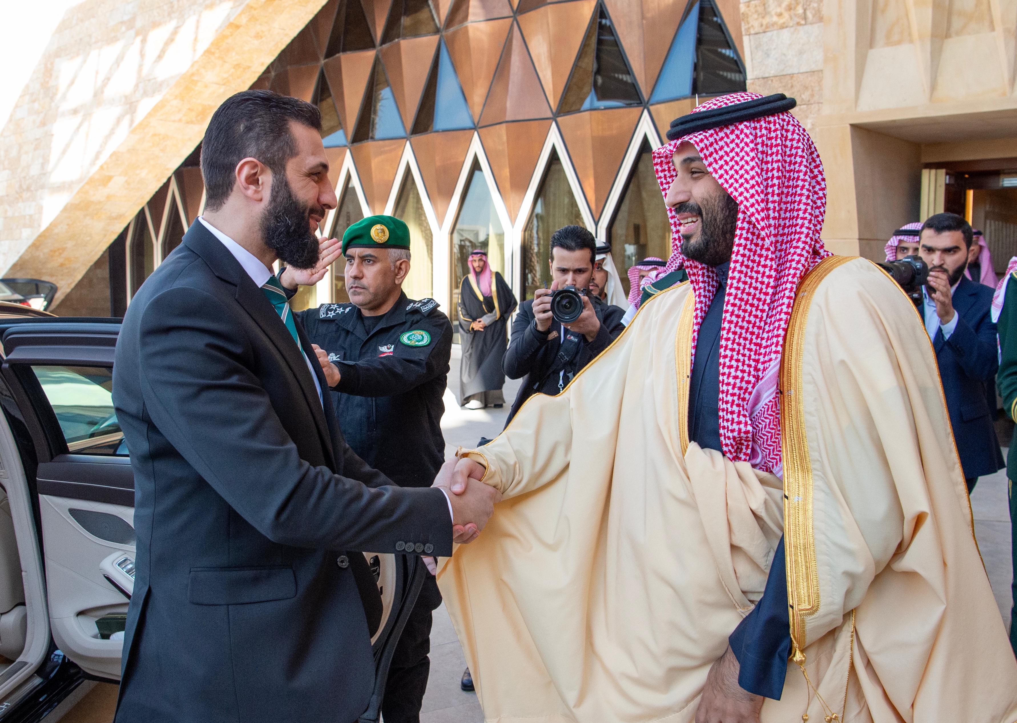 ولي العهد السعودي الأمير محمد بن سلمان يستقبل رئيس الجمهورية العربية السورية أحمد الشرع في قصر اليمامة بالعاصمة الرياض