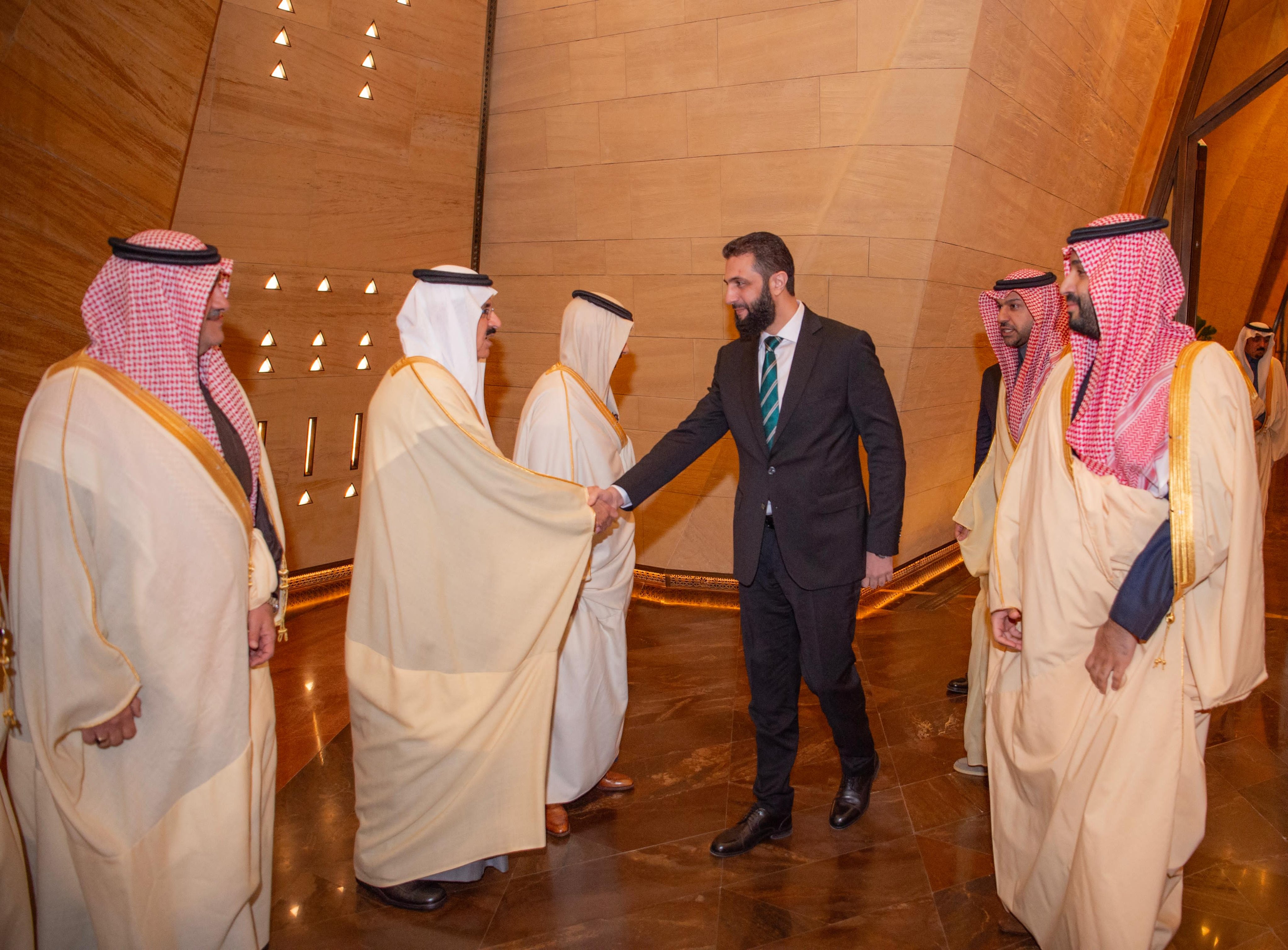 ولي العهد السعودي الأمير محمد بن سلمان يستقبل رئيس الجمهورية العربية السورية أحمد الشرع في قصر اليمامة بالعاصمة الرياض