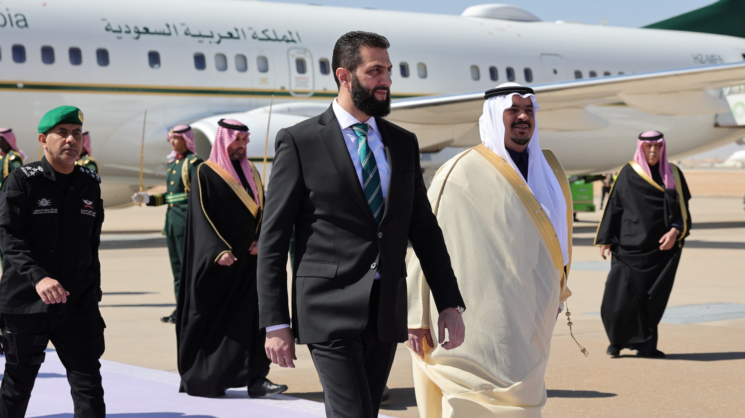 ولي العهد السعودي الأمير محمد بن سلمان يستقبل رئيس الجمهورية العربية السورية أحمد الشرع في قصر اليمامة بالعاصمة الرياض