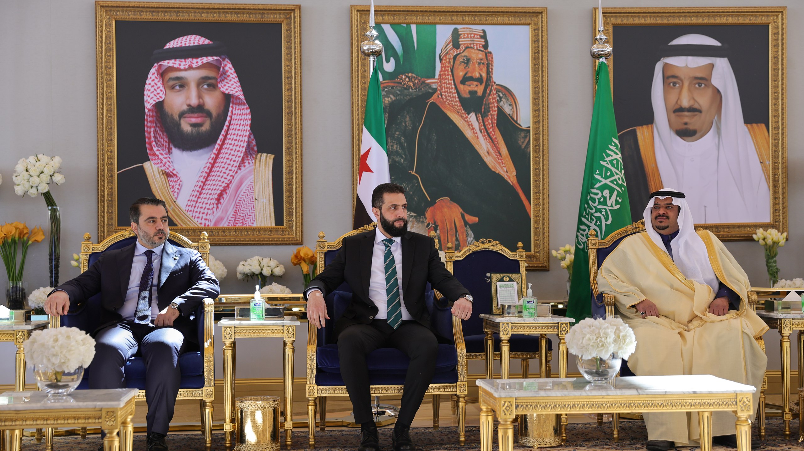 ولي العهد السعودي الأمير محمد بن سلمان يستقبل رئيس الجمهورية العربية السورية أحمد الشرع في قصر اليمامة بالعاصمة الرياض