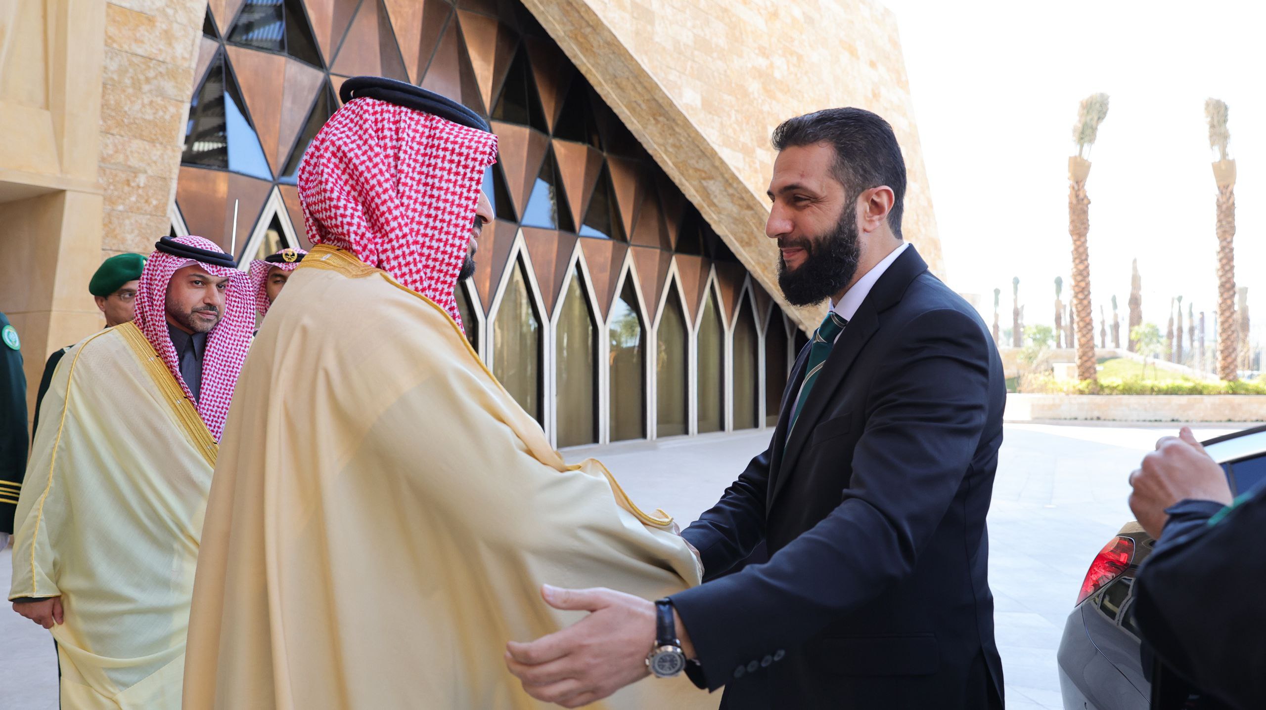 ولي العهد السعودي الأمير محمد بن سلمان يستقبل رئيس الجمهورية العربية السورية أحمد الشرع في قصر اليمامة بالعاصمة الرياض