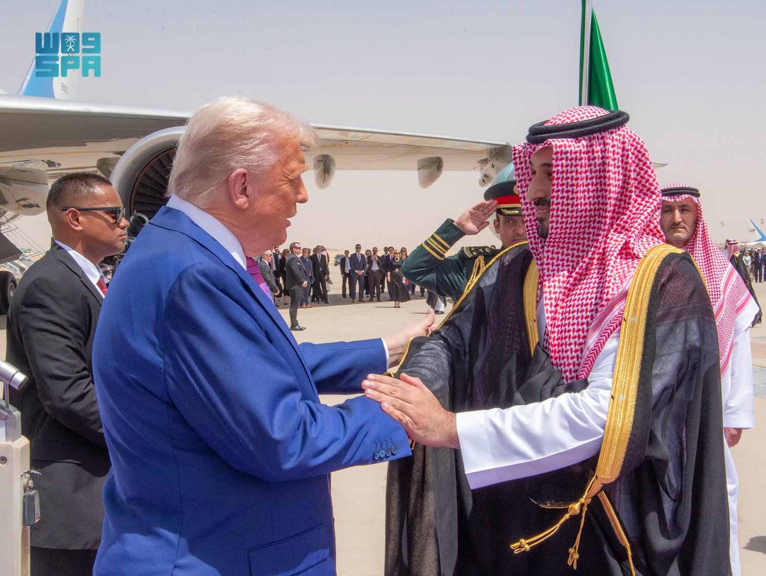 بن سلمان يستقبل ترامب في مطار الرياض بن سلمان يستقبل ترامب في مطار الرياض