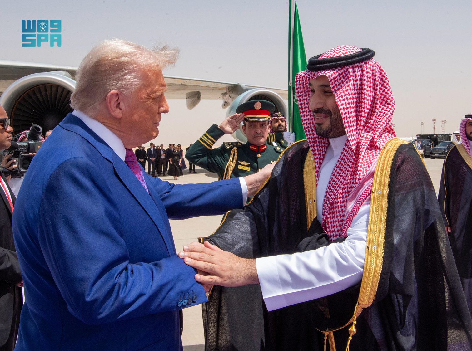بن سلمان يستقبل ترامب في مطار الرياض بن سلمان يستقبل ترامب في مطار الرياض