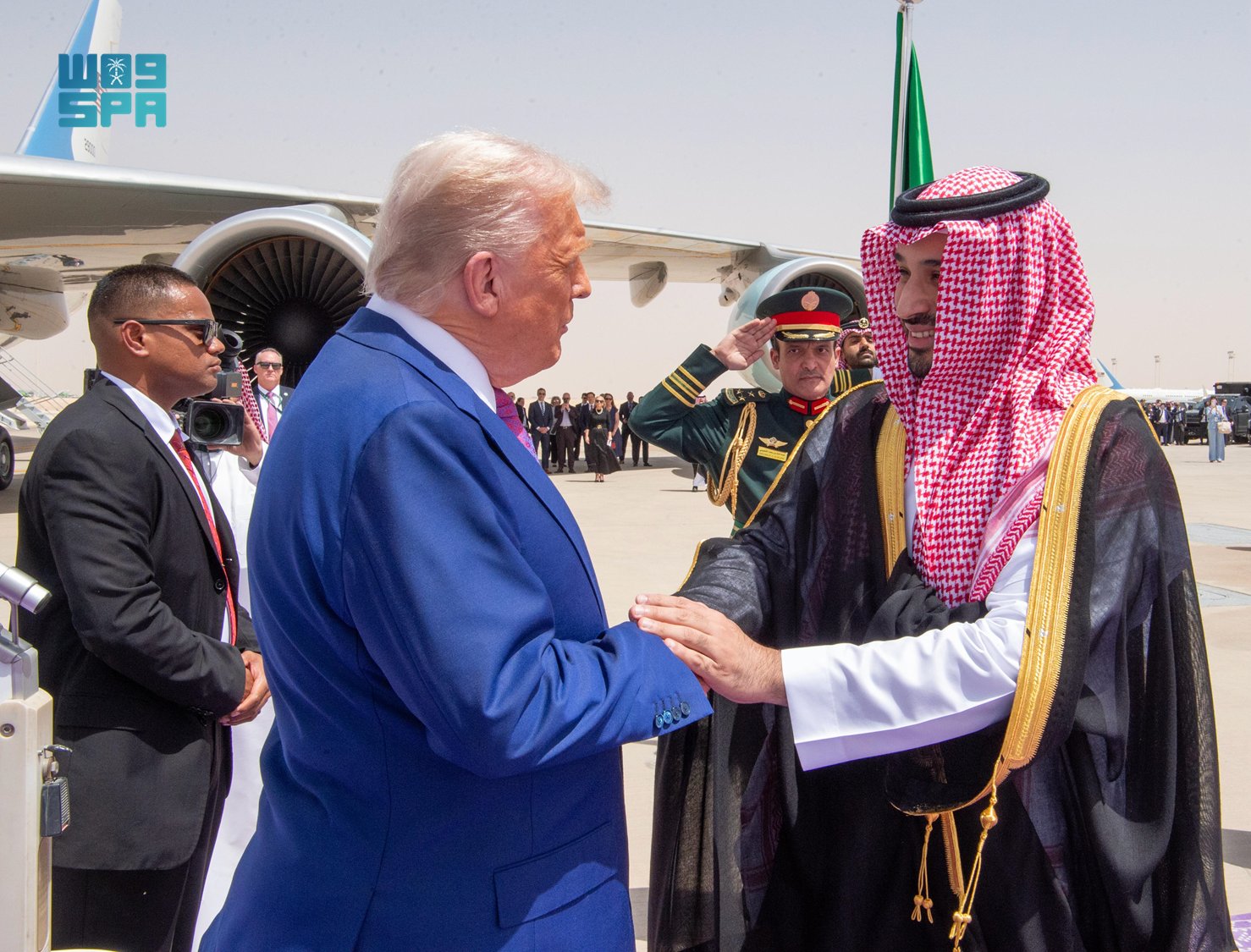 بن سلمان يستقبل ترامب في مطار الرياض بن سلمان يستقبل ترامب في مطار الرياض