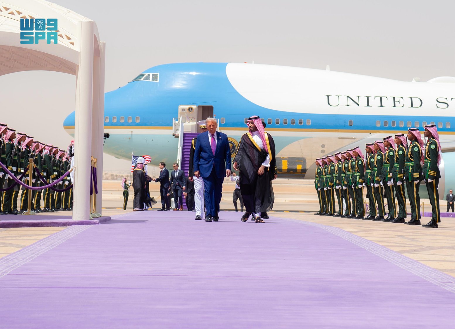 بن سلمان يستقبل ترامب في مطار الرياض بن سلمان يستقبل ترامب في مطار الرياض