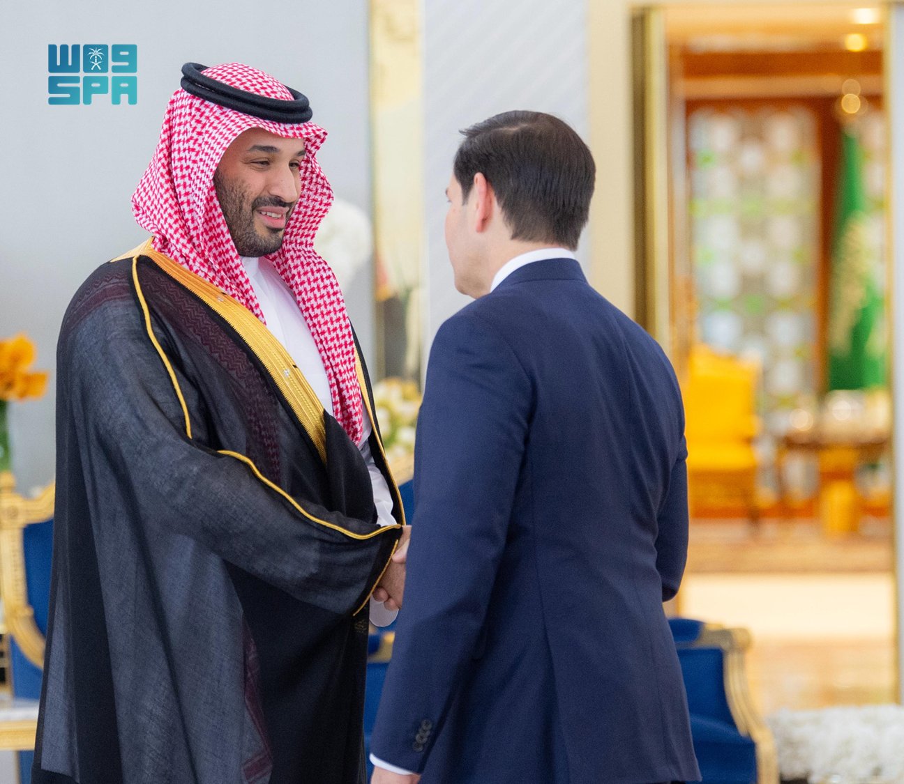 بن سلمان يستقبل ترامب في مطار الرياض بن سلمان يستقبل ترامب في مطار الرياض