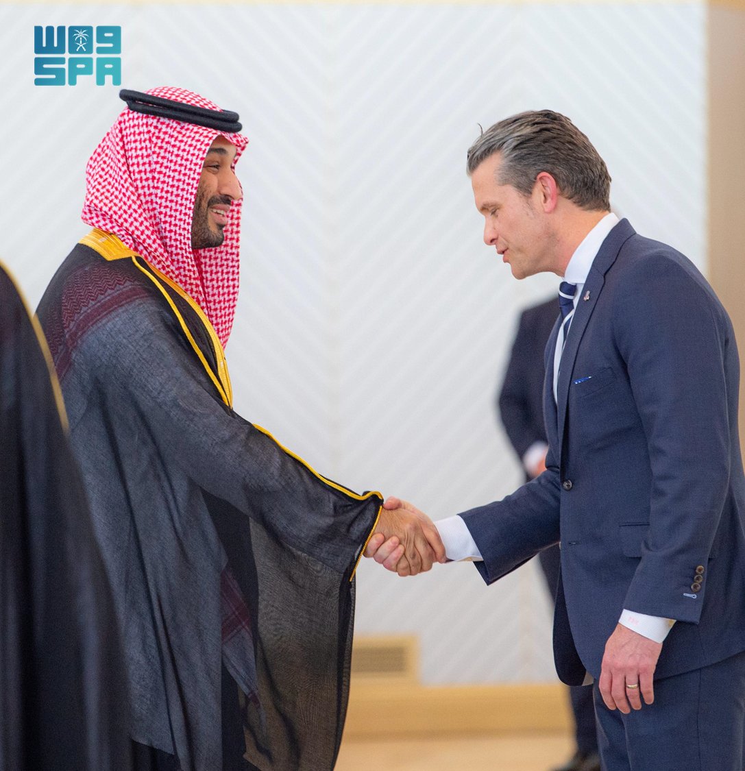 بن سلمان يستقبل ترامب في مطار الرياض بن سلمان يستقبل ترامب في مطار الرياض