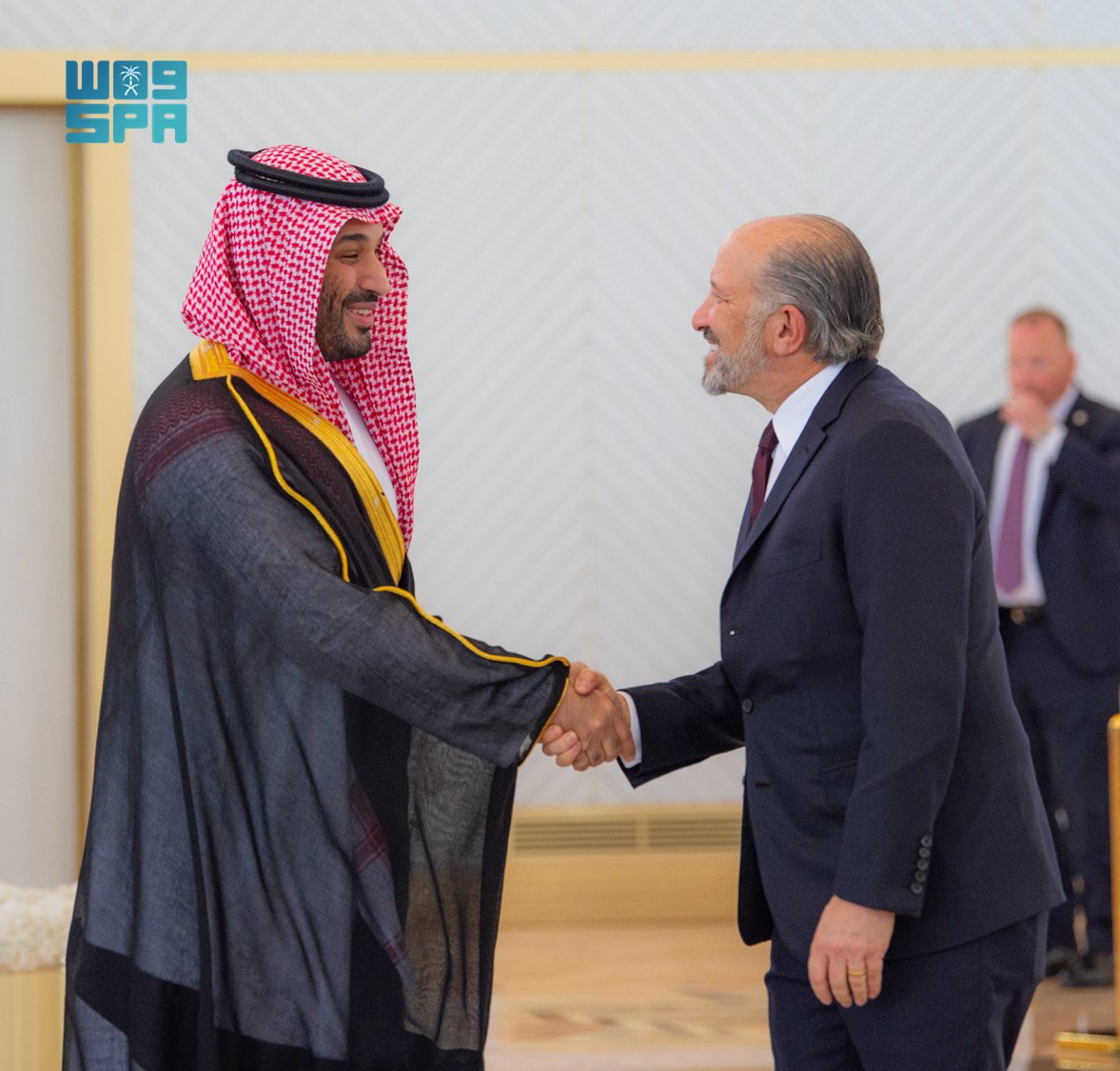 بن سلمان يستقبل ترامب في مطار الرياض بن سلمان يستقبل ترامب في مطار الرياض