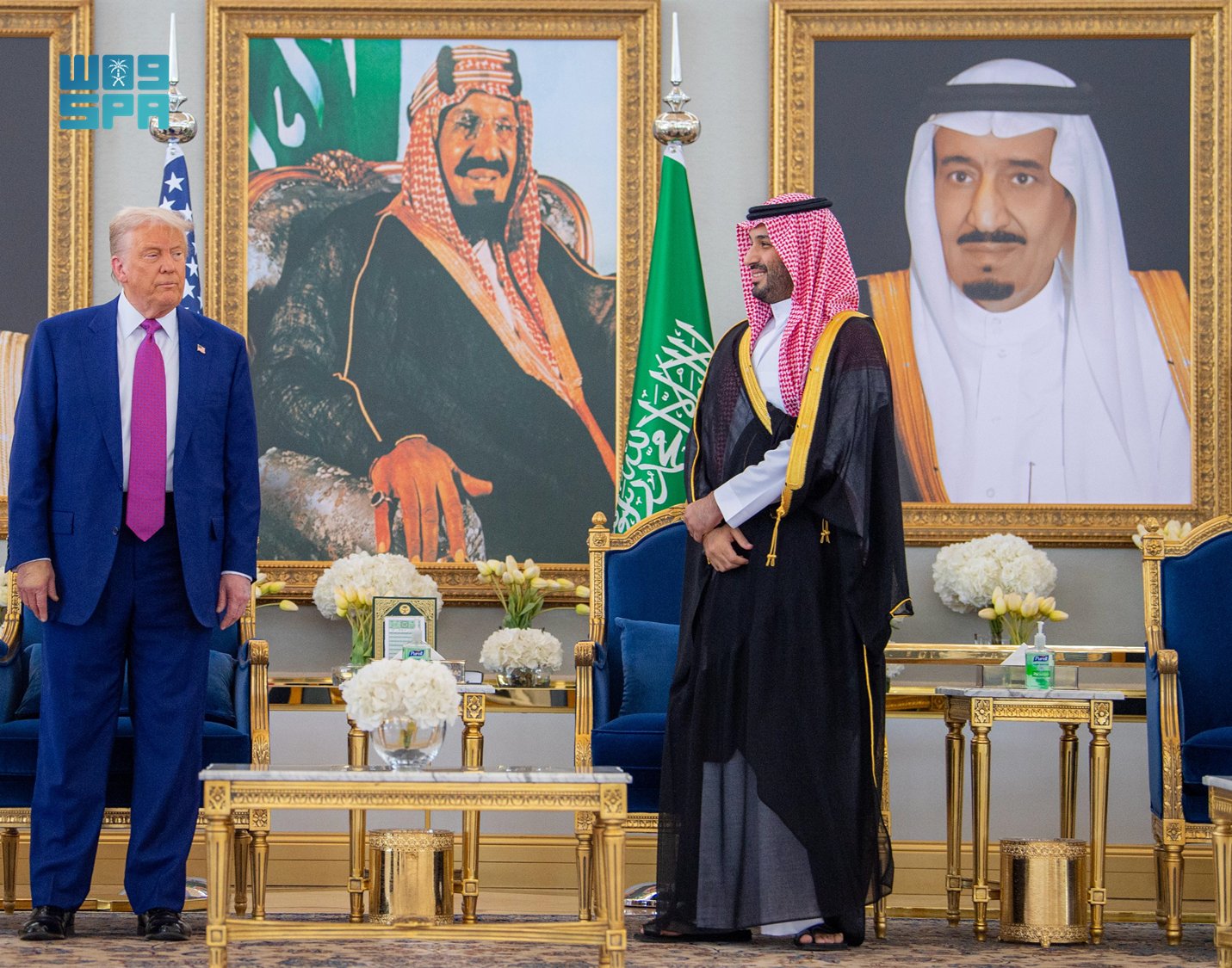 بن سلمان يستقبل ترامب في مطار الرياض بن سلمان يستقبل ترامب في مطار الرياض