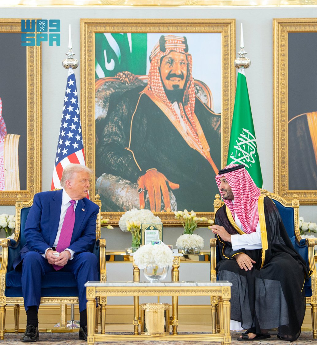 بن سلمان يستقبل ترامب في مطار الرياض بن سلمان يستقبل ترامب في مطار الرياض