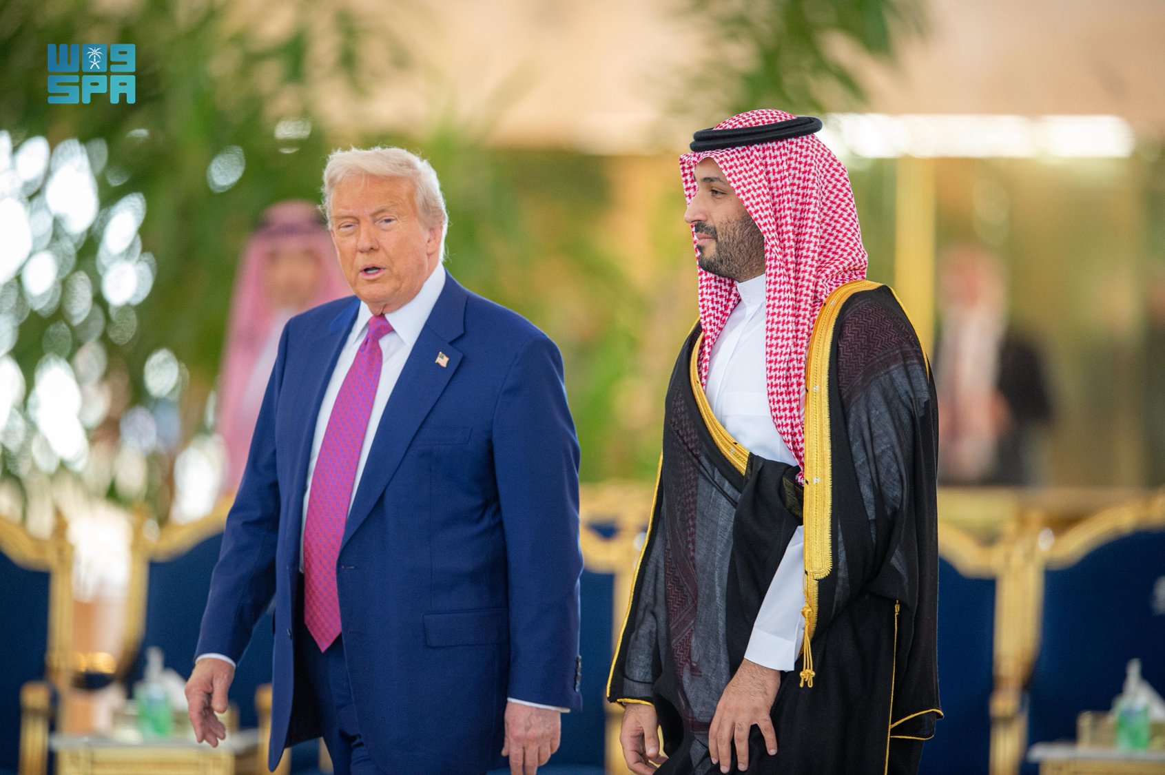 بن سلمان يستقبل ترامب في مطار الرياض بن سلمان يستقبل ترامب في مطار الرياض