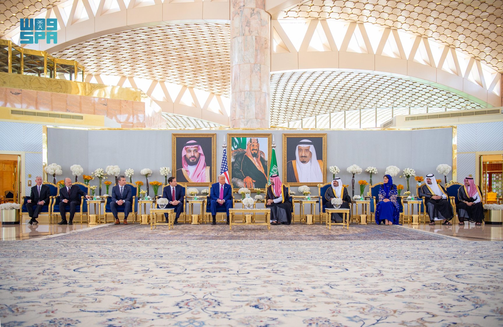 بن سلمان يستقبل ترامب في مطار الرياض بن سلمان يستقبل ترامب في مطار الرياض