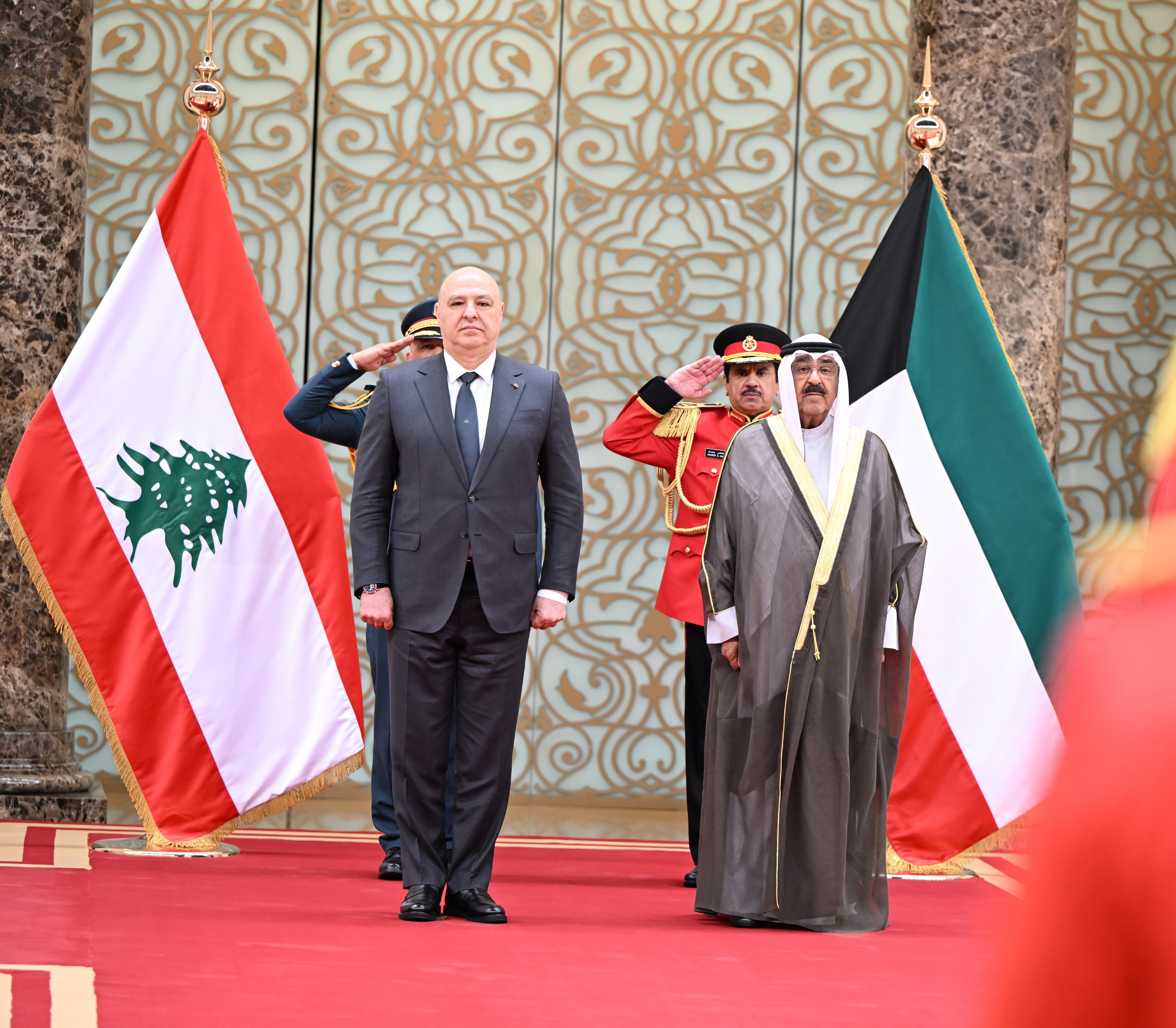 أمير الكويت يستقبل رئيس لبنان لدى وصوله إلى البلاد في زيارة رسمية أمير الكويت يستقبل رئيس لبنان لدى وصوله إلى البلاد في زيارة رسمية