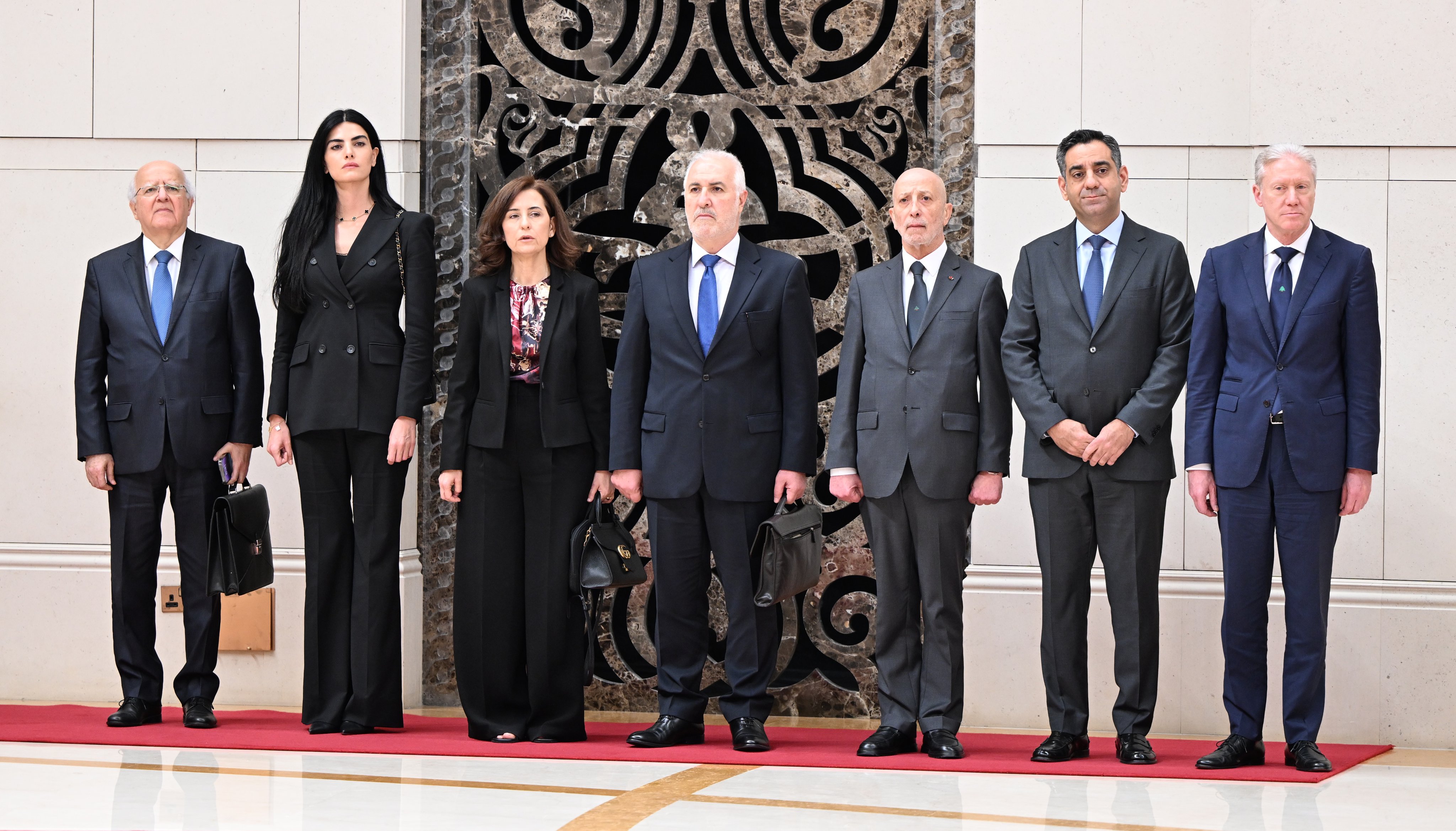 أمير الكويت يستقبل رئيس لبنان لدى وصوله إلى البلاد في زيارة رسمية أمير الكويت يستقبل رئيس لبنان لدى وصوله إلى البلاد في زيارة رسمية