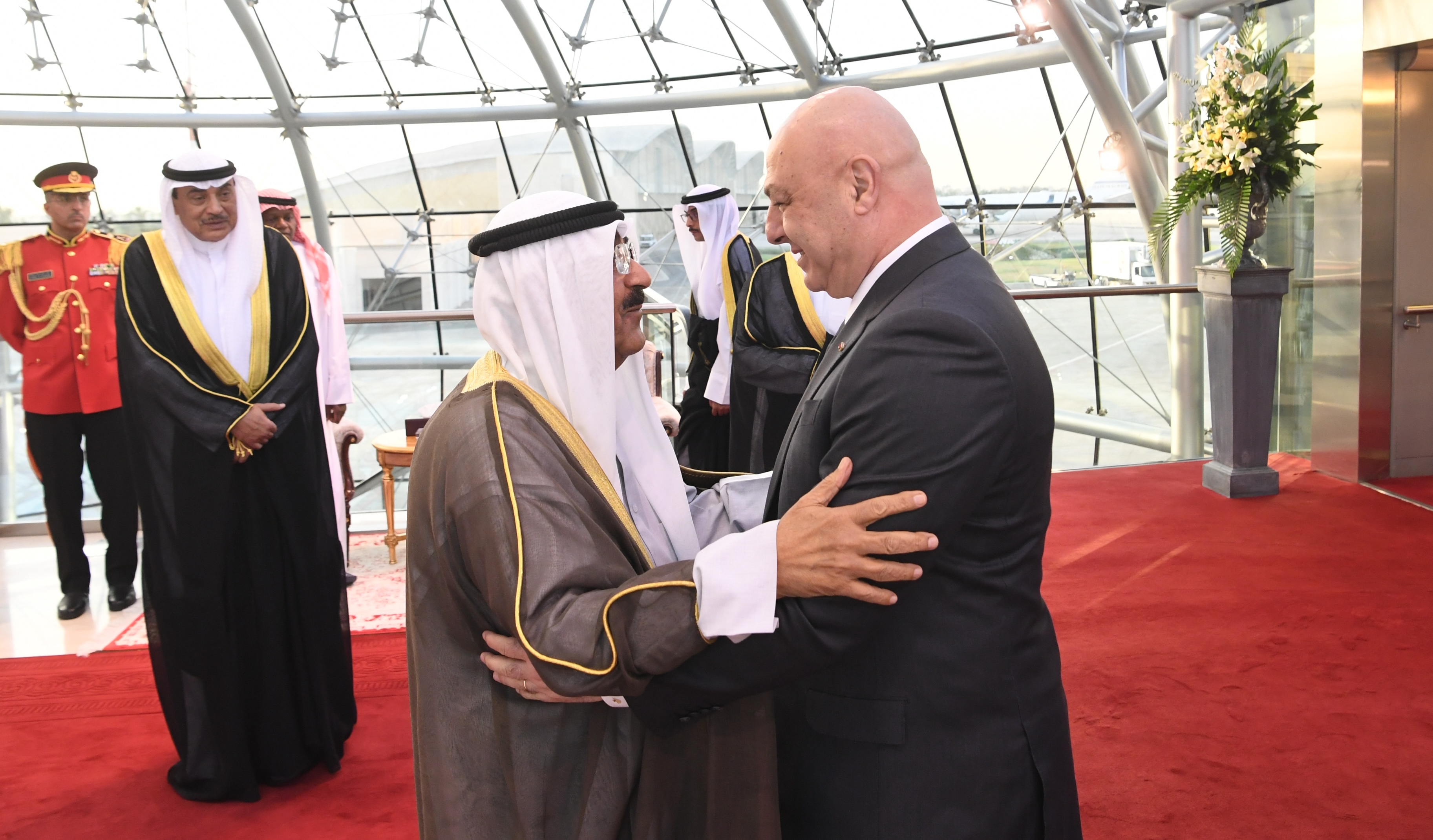 أمير الكويت يستقبل رئيس لبنان لدى وصوله إلى البلاد في زيارة رسمية أمير الكويت يستقبل رئيس لبنان لدى وصوله إلى البلاد في زيارة رسمية