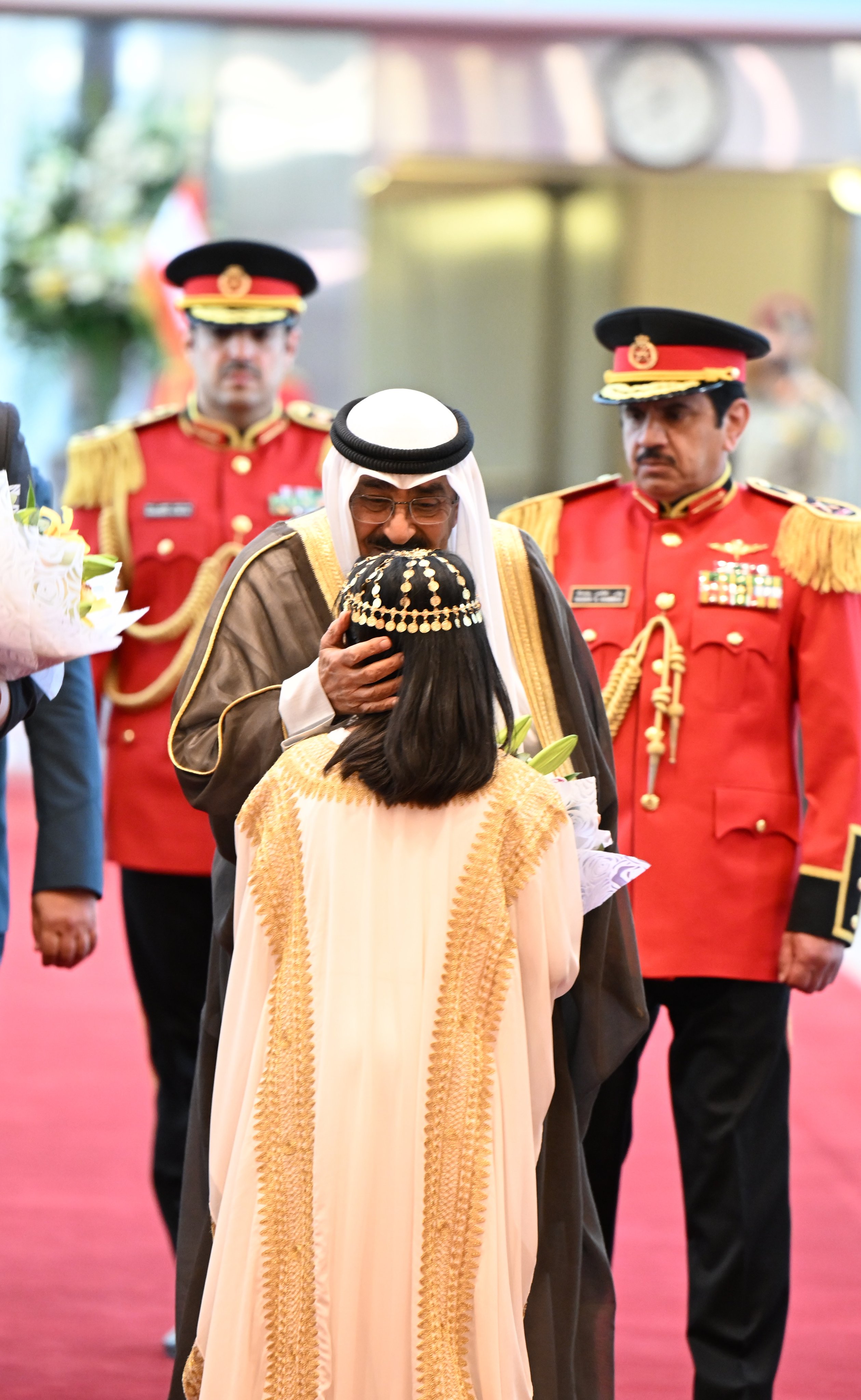 أمير الكويت يستقبل رئيس لبنان لدى وصوله إلى البلاد في زيارة رسمية أمير الكويت يستقبل رئيس لبنان لدى وصوله إلى البلاد في زيارة رسمية