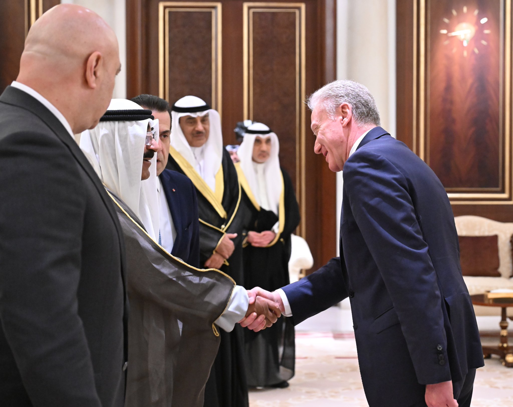 أمير الكويت يستقبل رئيس لبنان لدى وصوله إلى البلاد في زيارة رسمية أمير الكويت يستقبل رئيس لبنان لدى وصوله إلى البلاد في زيارة رسمية