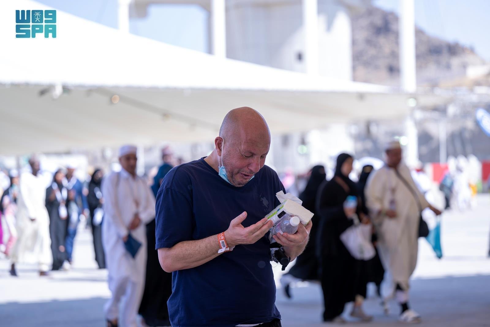 حُجّاج بيت الله الحرام يرمون الجمرات الثلاث في ثاني أيام التشريق حُجّاج بيت الله الحرام يرمون الجمرات الثلاث في ثاني أيام التشريق