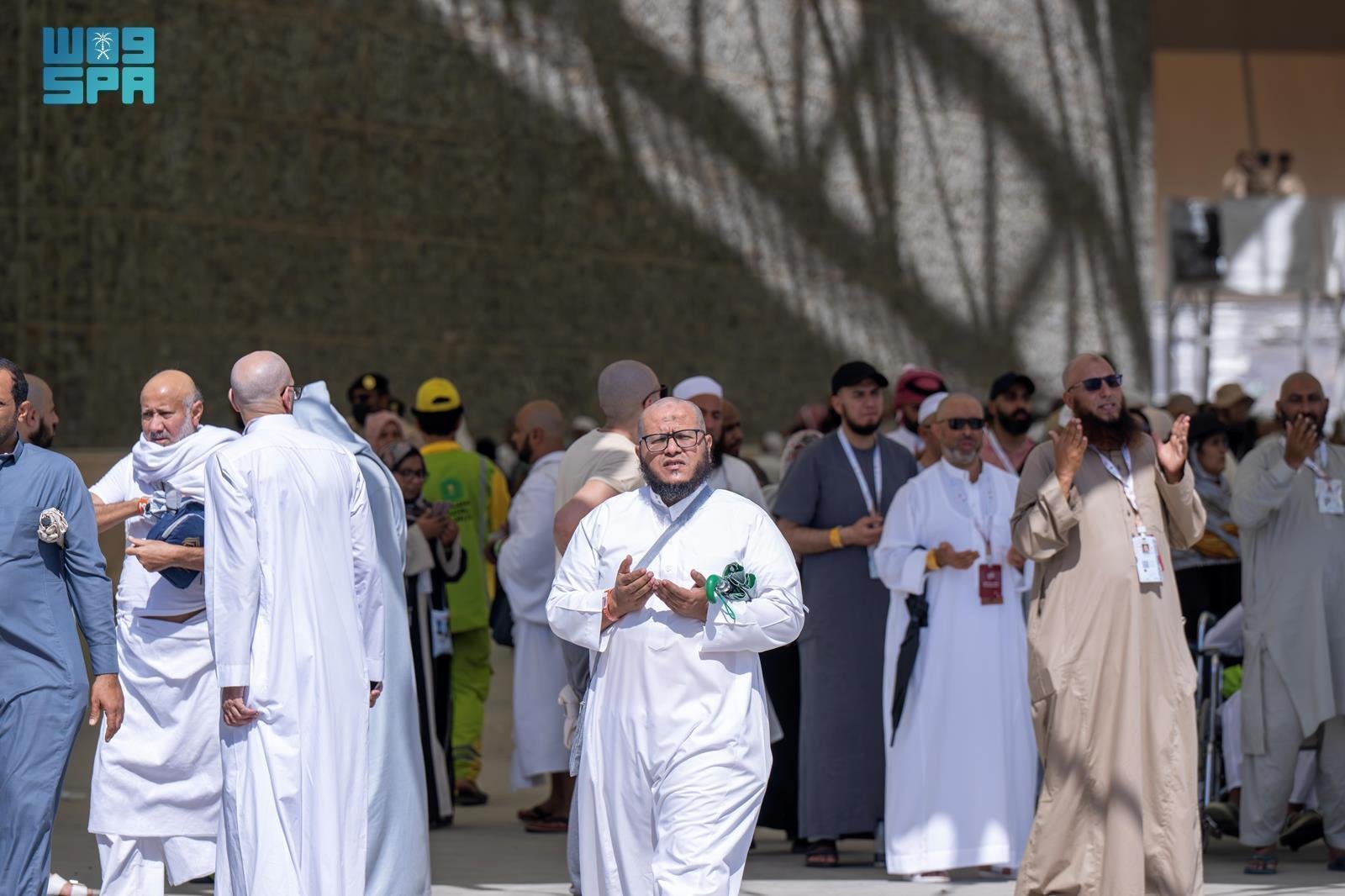 حُجّاج بيت الله الحرام يرمون الجمرات الثلاث في ثاني أيام التشريق حُجّاج بيت الله الحرام يرمون الجمرات الثلاث في ثاني أيام التشريق