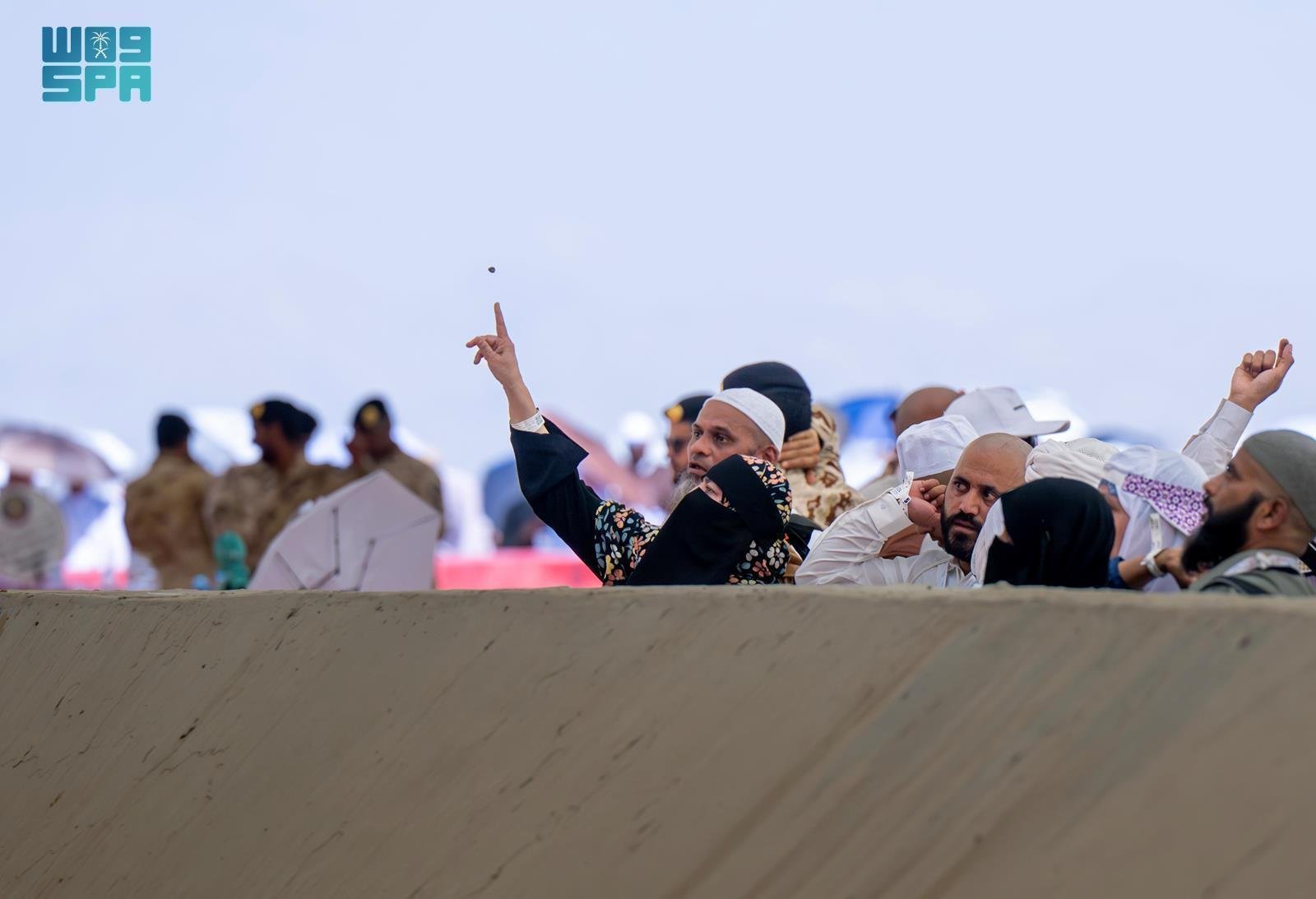 حُجّاج بيت الله الحرام يرمون الجمرات الثلاث في ثاني أيام التشريق حُجّاج بيت الله الحرام يرمون الجمرات الثلاث في ثاني أيام التشريق