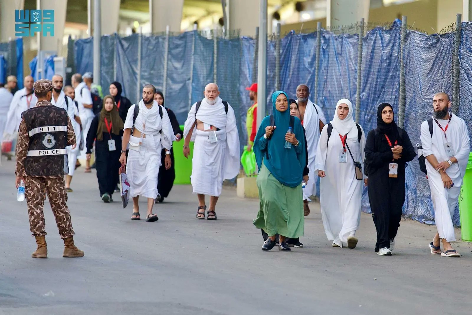 حجاج بيت الله الحرام يتوافدون إلى مشعر منى لقضاء يوم التروية
