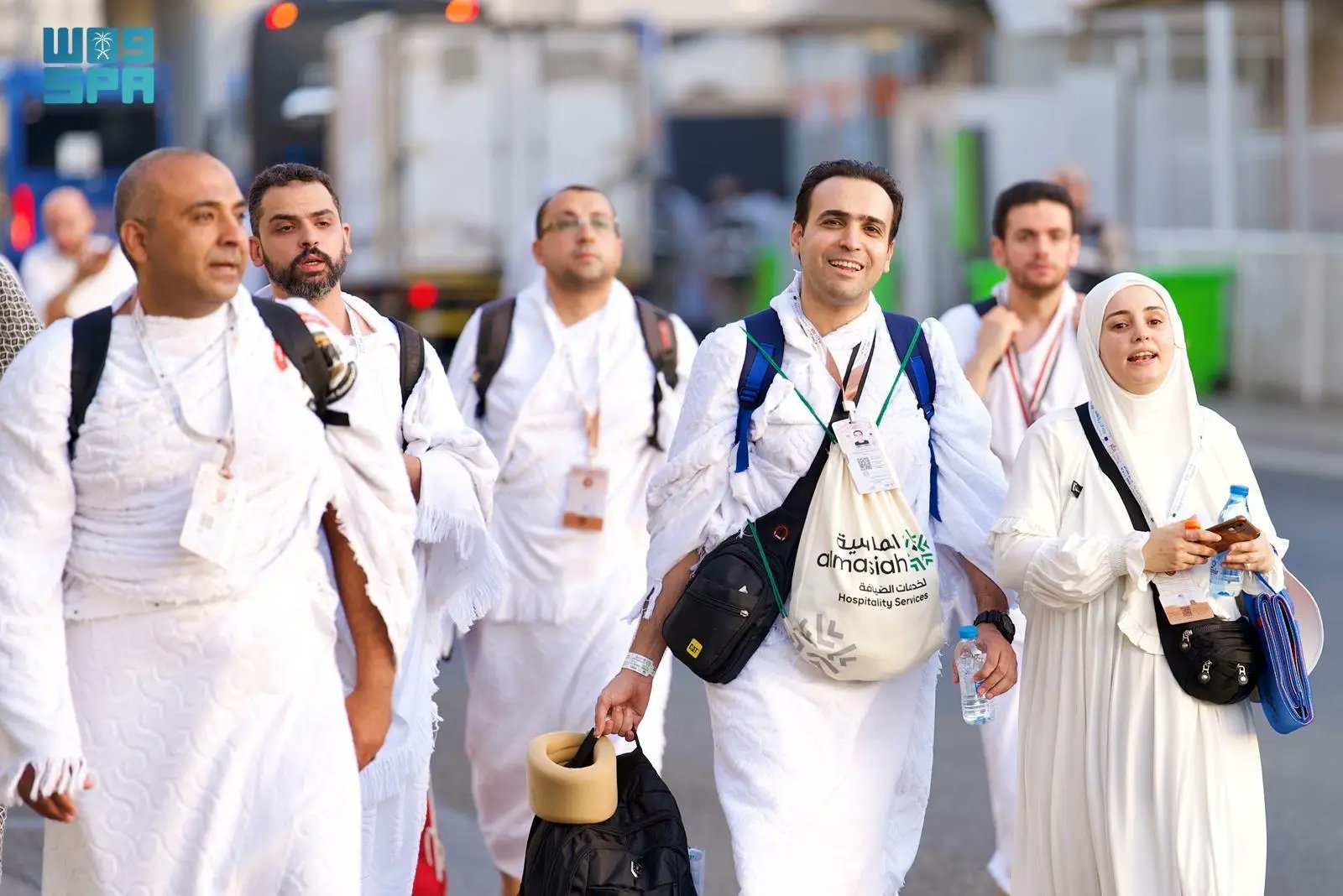 حجاج بيت الله الحرام يتوافدون إلى مشعر منى لقضاء يوم التروية