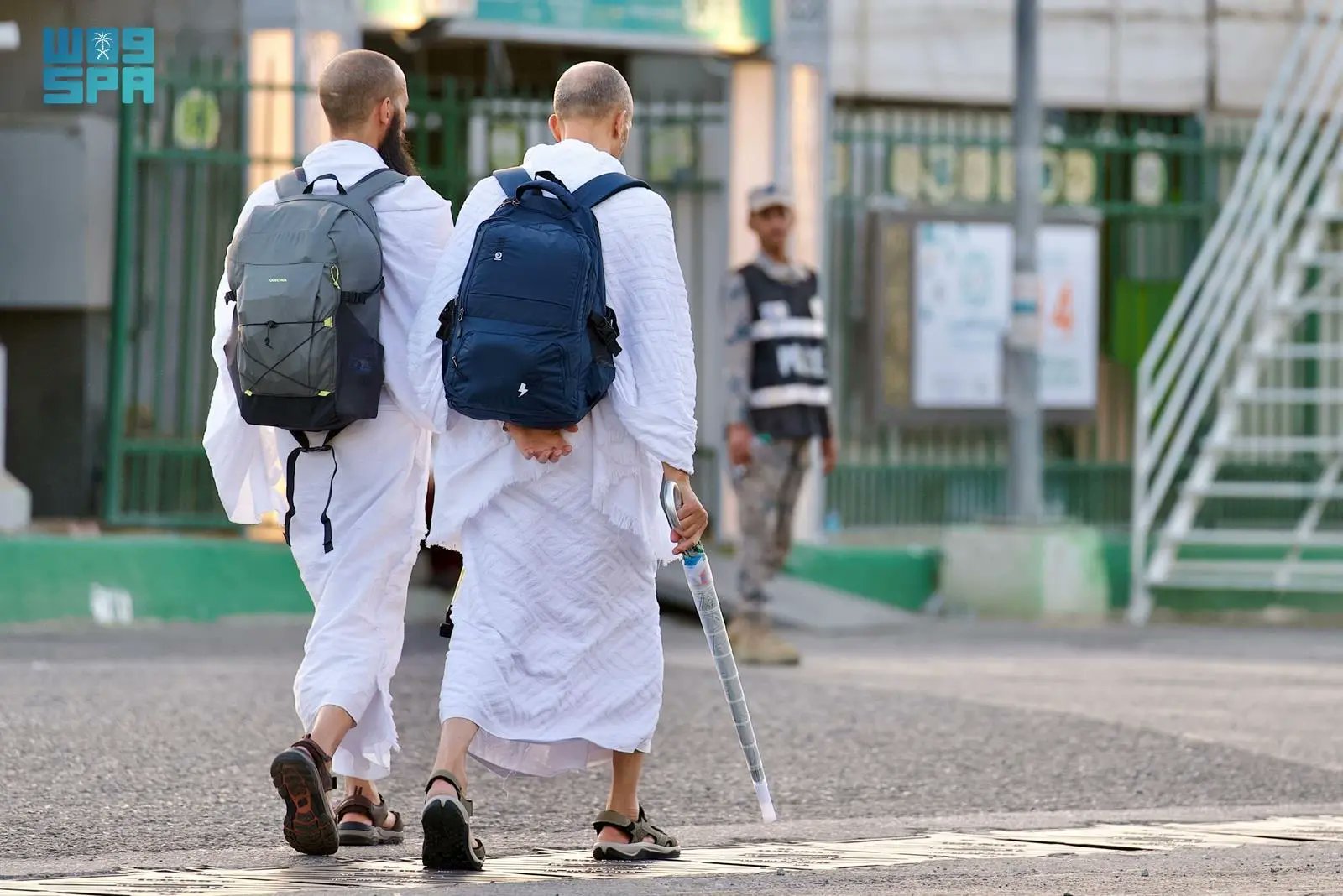 حجاج بيت الله الحرام يتوافدون إلى مشعر منى لقضاء يوم التروية