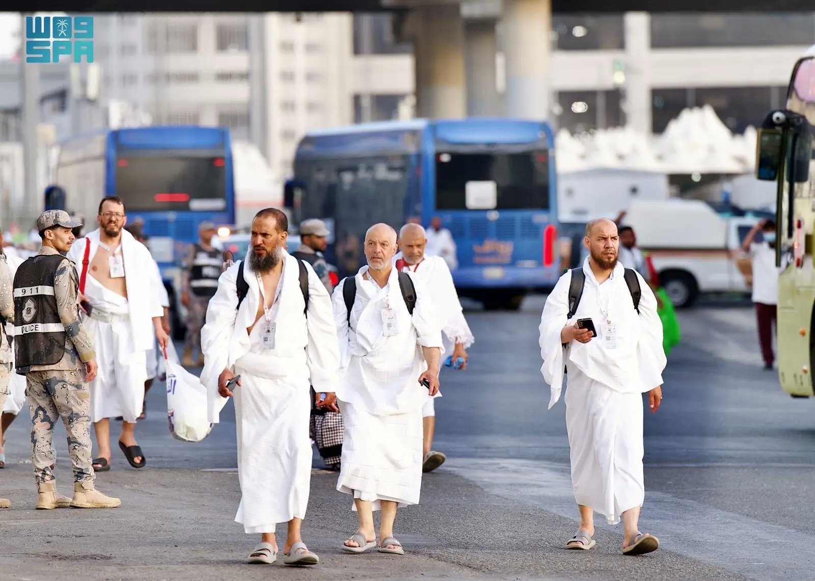 حجاج بيت الله الحرام يتوافدون إلى مشعر منى لقضاء يوم التروية