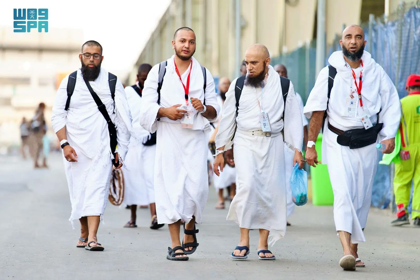 حجاج بيت الله الحرام يتوافدون إلى مشعر منى لقضاء يوم التروية
