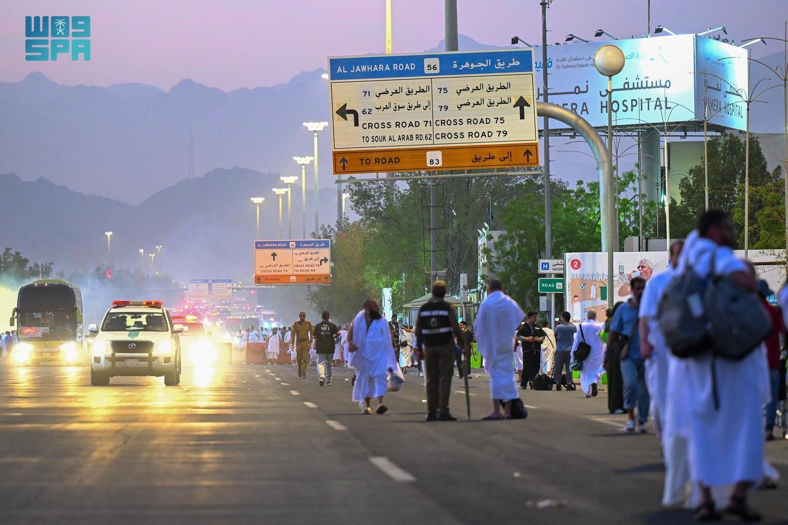 توافد ضيوف الرحمن إلى صعيد عرفات