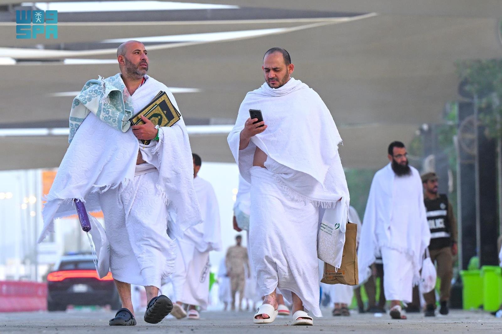 توافد ضيوف الرحمن إلى صعيد عرفات