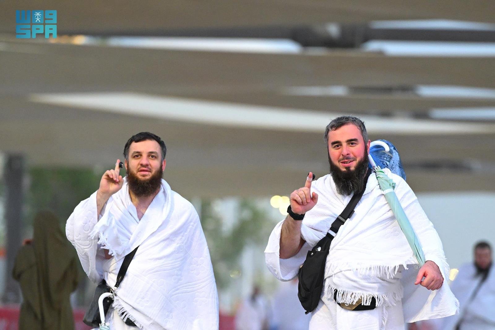 توافد ضيوف الرحمن إلى صعيد عرفات