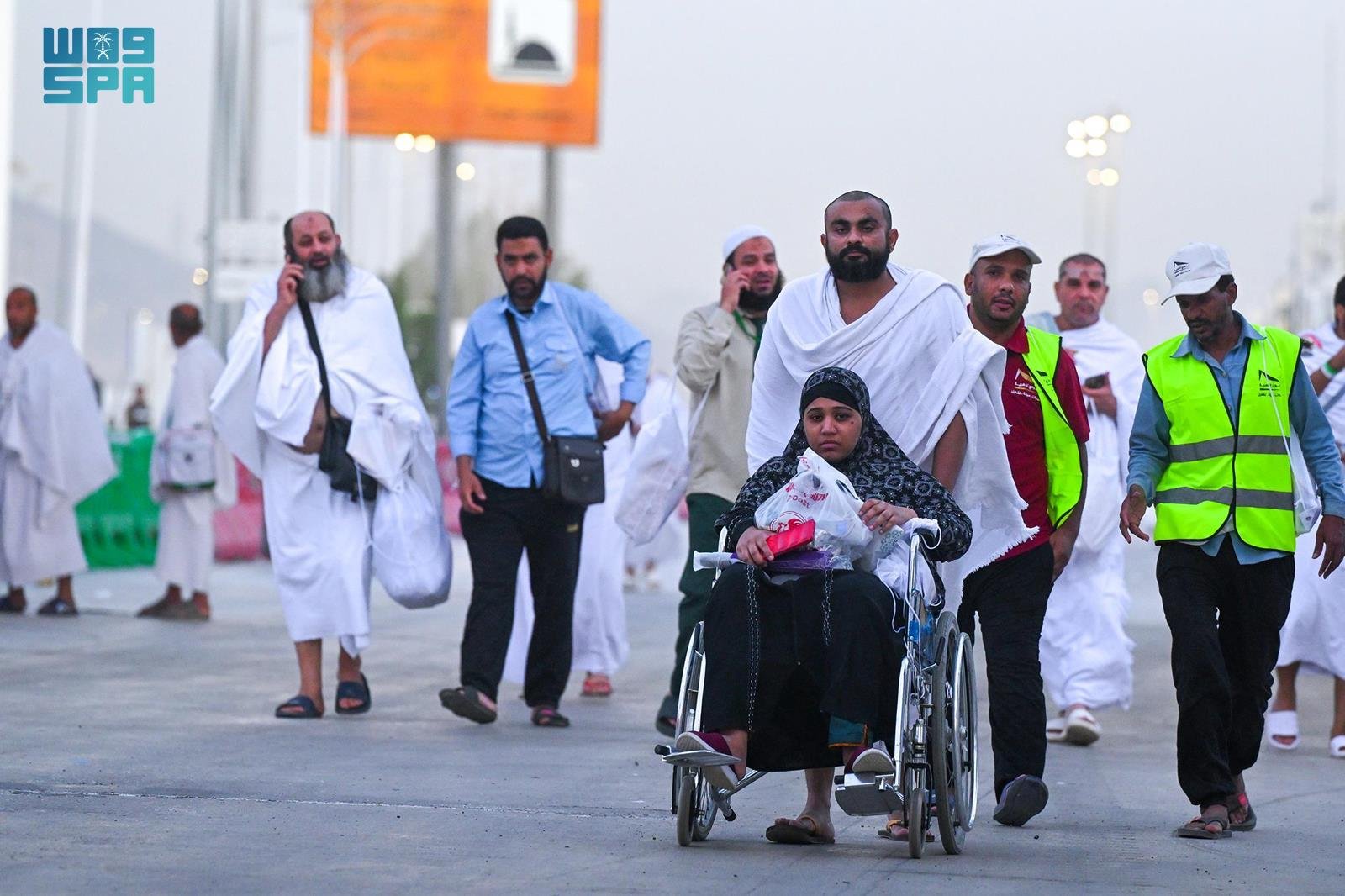 توافد ضيوف الرحمن إلى صعيد عرفات