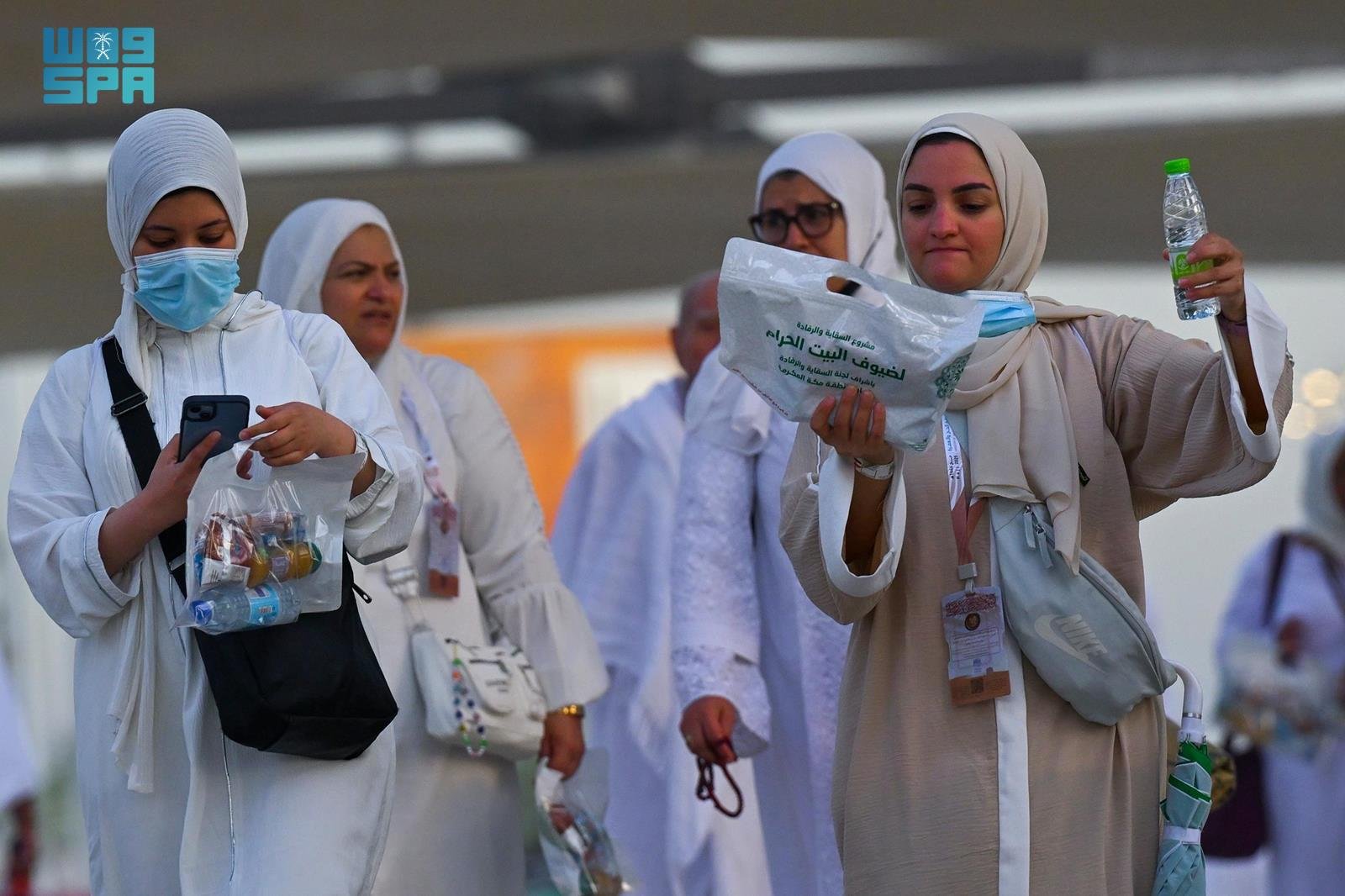 توافد ضيوف الرحمن إلى صعيد عرفات